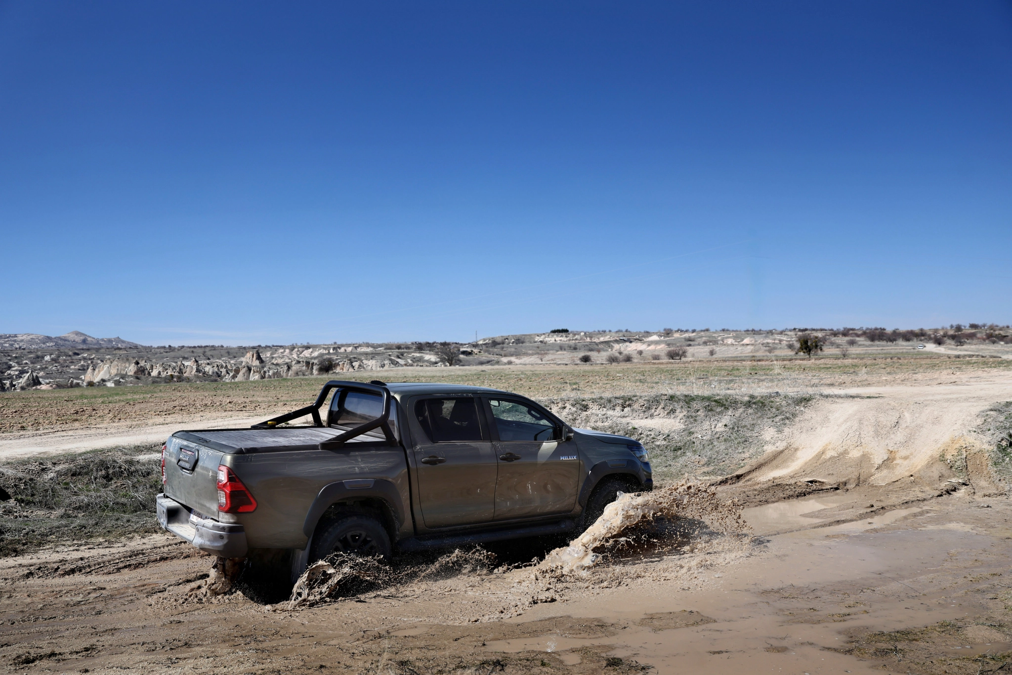 2025 Hilux Hybrid 48V Oxide Bronze Dynamic 026